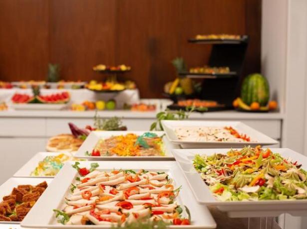 Buffet con piatti assortiti di verdure e frutta fresca.